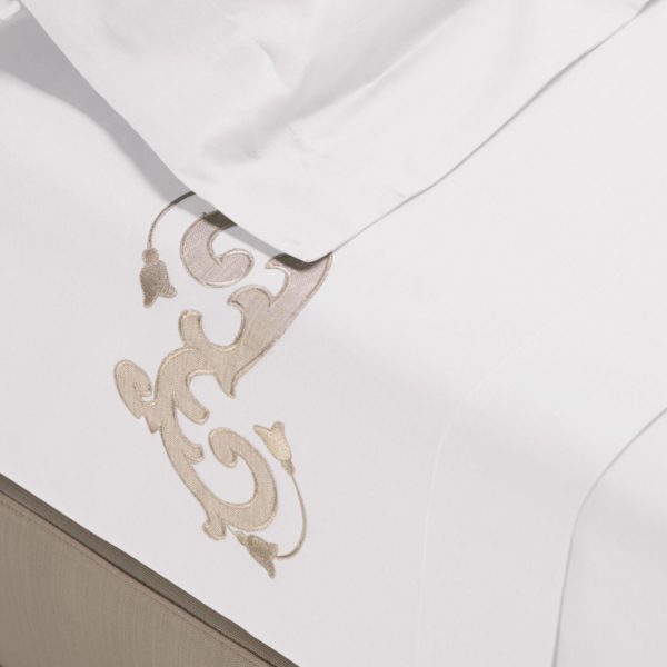 Completo di lenzuola in cotone percalle bianco rifinito con ricamo sabbia con lino in applicazione su lenzuolo superiore e federe.