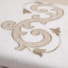 Completo di lenzuola in cotone percalle bianco rifinito con ricamo sabbia con lino in applicazione su lenzuolo superiore e federe.
