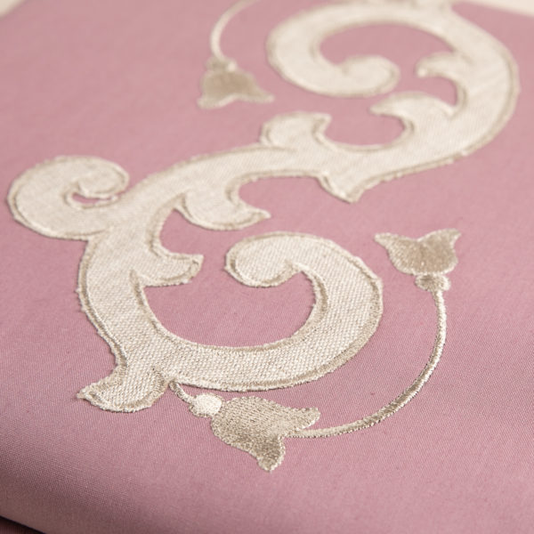 Completo di lenzuola in morbido cotone pelleovo rosa dust rifinito con ricamo sabbia con lino in applicazione su lenzuolo superiore e federe. Made in Italy