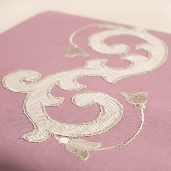 Completo di lenzuola in cotone pelleovo rosa dust rifinito con ricamo sabbia con lino in applicazione su lenzuolo superiore e federe.