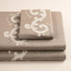 Completo di lenzuola in cotone percalle sabbia rifinito con ricamo sabbia con lino in applicazione su lenzuolo superiore e federe.