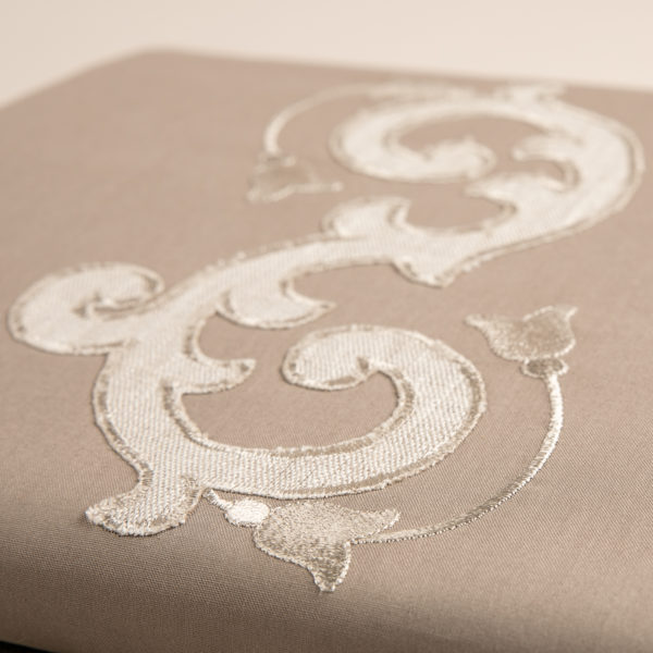 Completo di lenzuola in cotone percalle sabbia rifinito con ricamo sabbia con lino in applicazione su lenzuolo superiore e federe.
