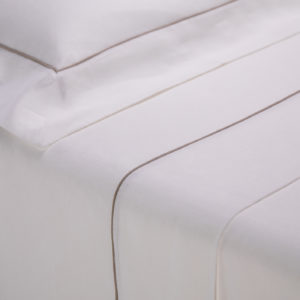 Completo letto London bianco cotone percalle con profilo sabbia
