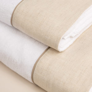 Coppia asciugamani bagno spugna bianca e bordo lino sabbia
