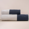 Coppia di asciugamani Loft spugna bianca con bordo in raso di cotone blu
