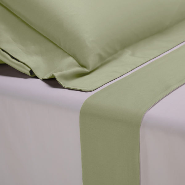 Completo lenzuola percalle colore bianco e bordo in raso di cotone verde salvia