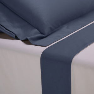 Completo lenzuola percalle colore bianco e bordo in raso di cotone blu
