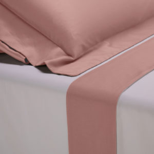 Completo lenzuola percalle colore bianco e bordo in raso di cotone rosa cipria
