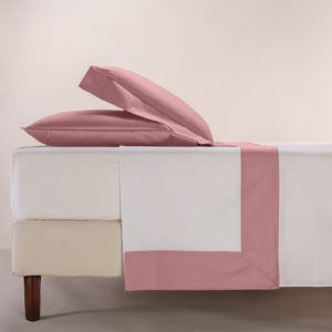 Completo lenzuola percalle colore bianco e bordo in raso di cotone rosa dust