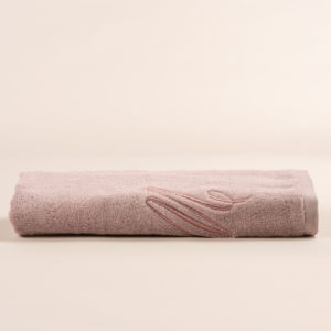 Telo doccia spugna rosa dust con cifra ricamata in rosa