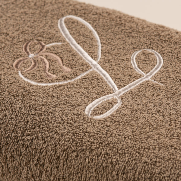 Coppia da bagno spugna sabbia con cifra ricamata sabbia avorio