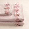 Completo lenzuola in morbido cotone impreziosito da fiori in macramè. Colore rosa