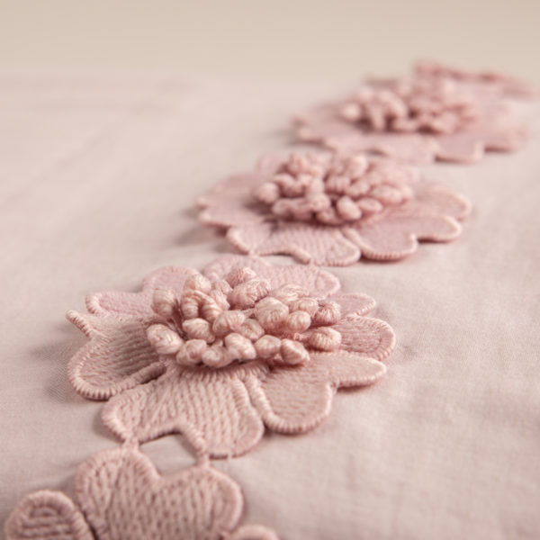 Completo lenzuola in morbido cotone impreziosito da fiori in macramè. Colore rosa