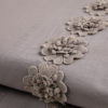Completo lenzuola in morbido cotone impreziosito da fiori in macramè. Colore grigio scuro