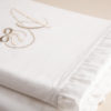 Parure lenzuola morbido cotone bianco con cifra ricamata sabbia