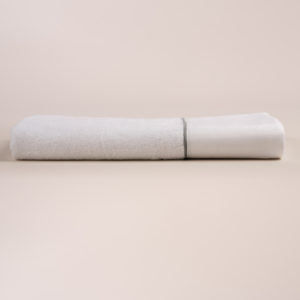 Telo asciugamano bianco con bordo lino e profilo grigio