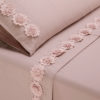 Completo lenzuola in morbido cotone impreziosito da fiori in macramè. Colore rosa.