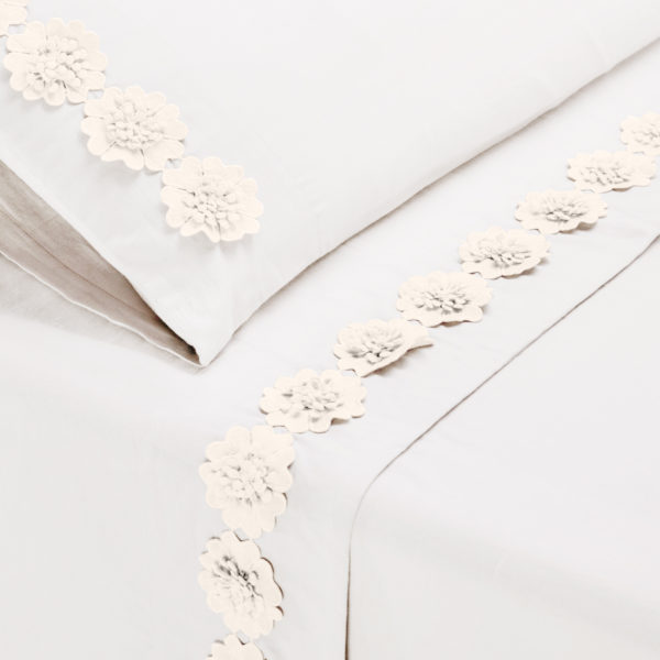 Completo letto Life colore bianco con fiori di macramè