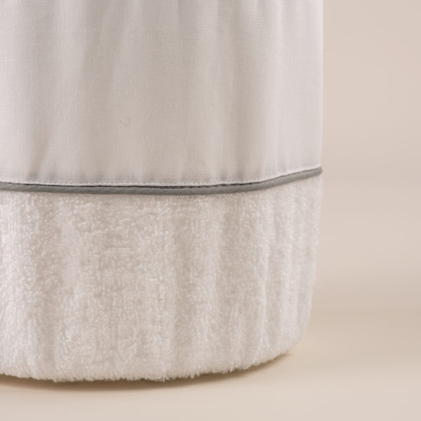 Gettacarta in spugna di cotone bianca e bordo in lino bianco con elegante profilo grigio
